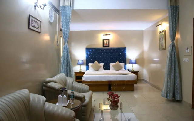 OYO 13052 Hotel Conclave Inn
