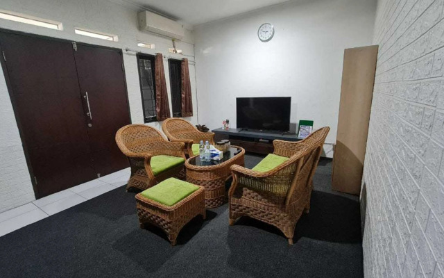 EXPRESS O 92035 Rumah Singgah 8b Syariah