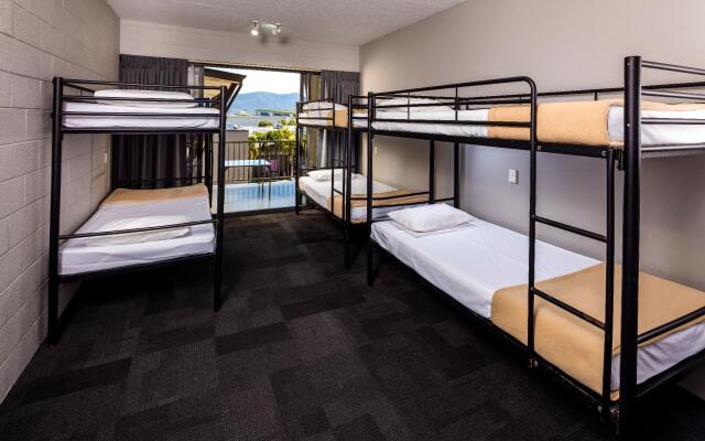 Gilligan's Backpackers Hotel & Resort