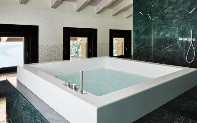 MAANJA Lake Front Suite and Restaurant