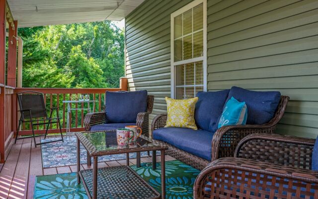 Bradley Bungalow Sleeps 11 Sevierville