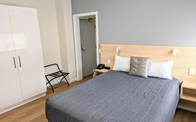 Mayfair Plaza Motel