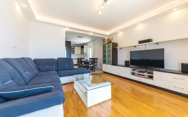 Nice Home in Kastel Kambelovac With Wifi and 4 Bedrooms