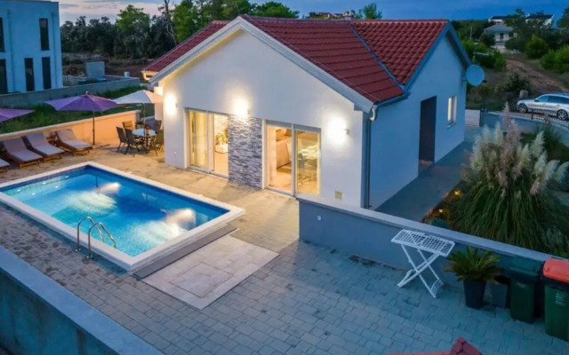 Nicoll With Pool, 50 m From the Beach