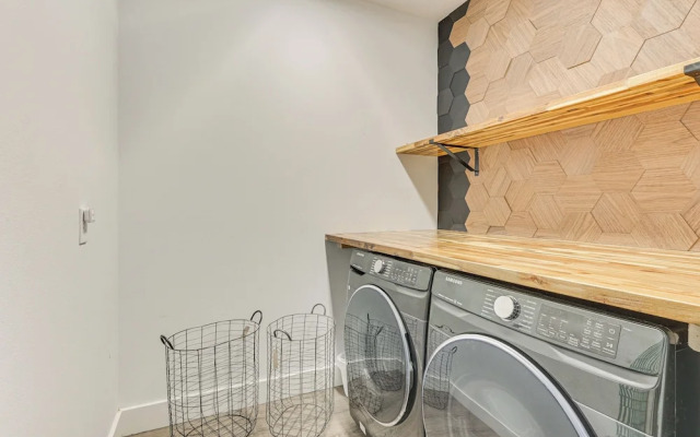 3 Mi to Usf: Dog-friendly Home w/ Large Yard