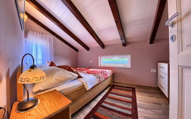 Beachfront Luxury Villa w. Pool & Large Garden