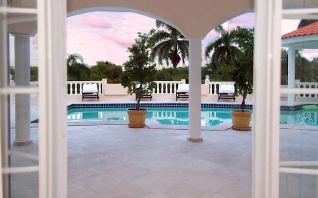 3br Villa With Vip Access - All Inclusive Program With Alcohol Included