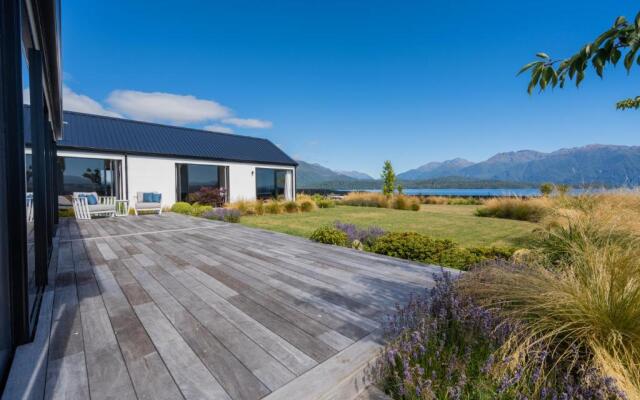 Lake House - Te Anau Holiday Home