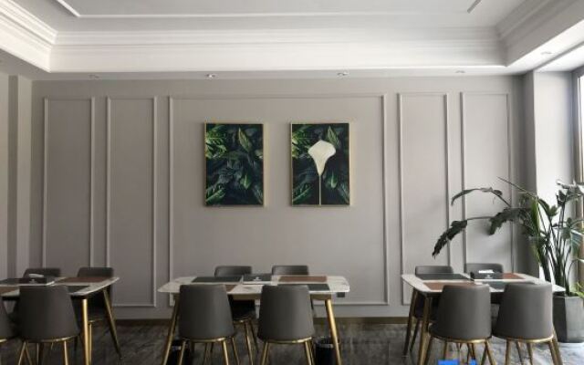 Qujing Blue Sea Light Luxury Hotel