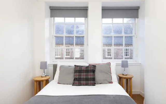 Charming City Apartment on Royal Mile