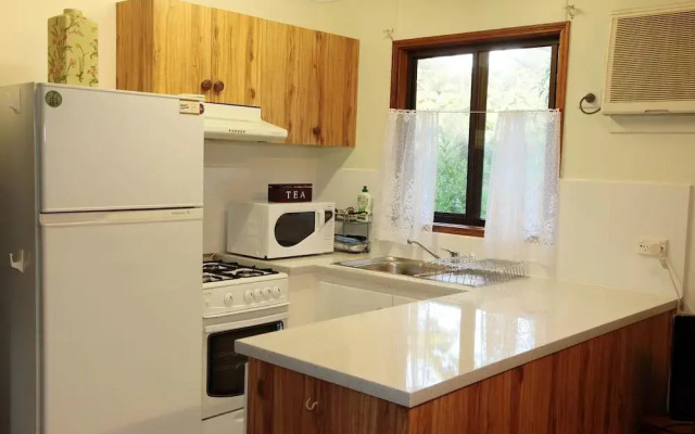 Lake Eacham Tourist Park & Self Contained Cabins