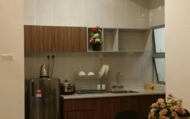 Golden Hill 1 Room Apt at Night Market