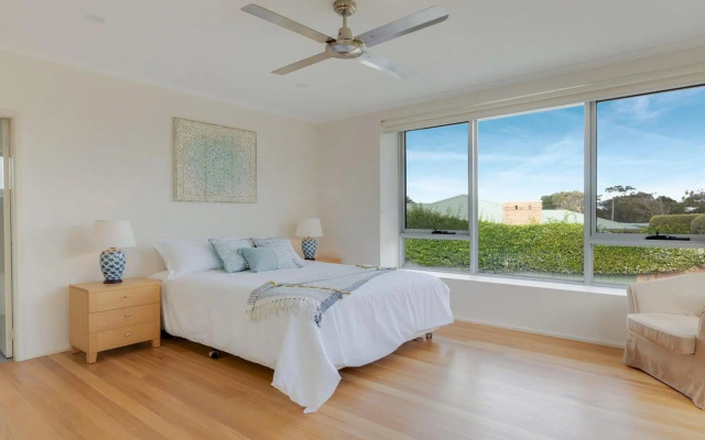 Aloha - direct beach access from property