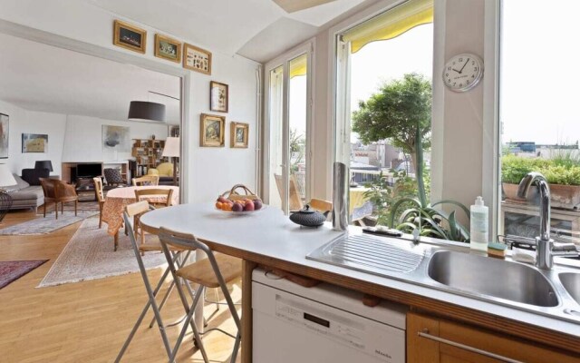 Stunning 3 Bed Apt With Balcony Near Champs Elysée