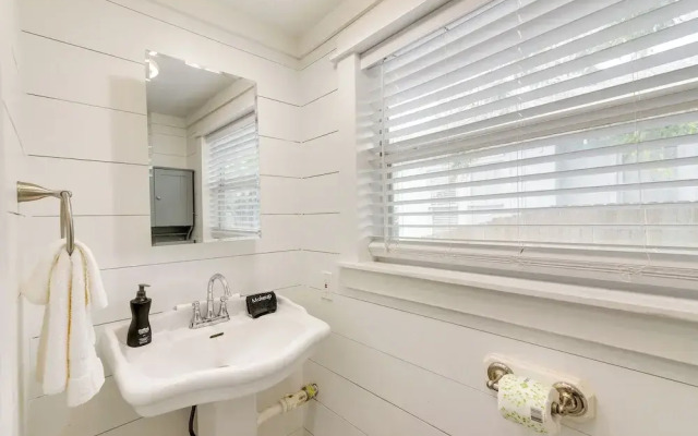 Galveston Vacation Rental: Deck & Central Location