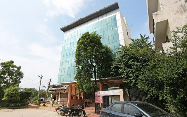 OYO 18931 Flagship Azad Square Medanta