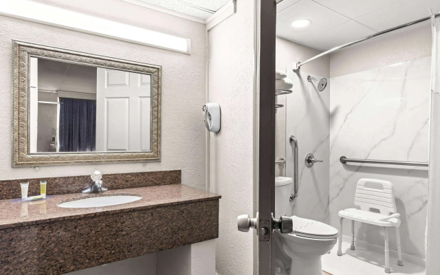 Days Inn by Wyndham Clayton