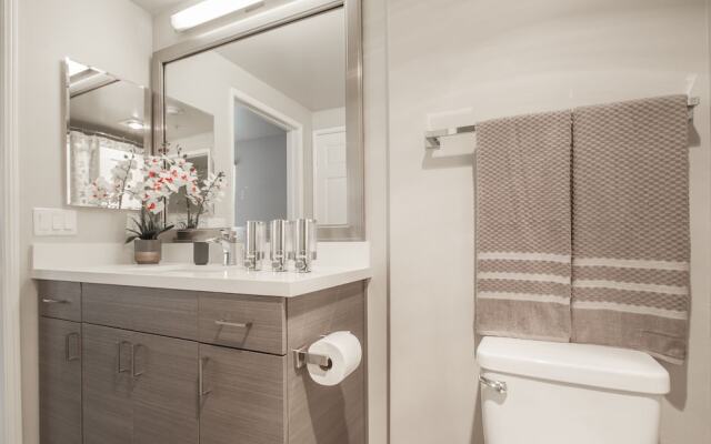 MARINA PRESIDENTIAL SUITE w AMAZING VIEWS & AMENITIES