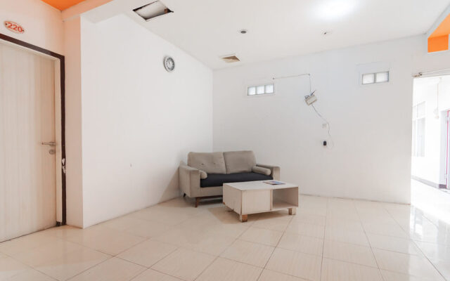 RedDoorz Syariah near BTC Fashion Mall