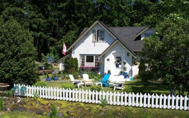 Charm of Qualicum Bed and Breakfast