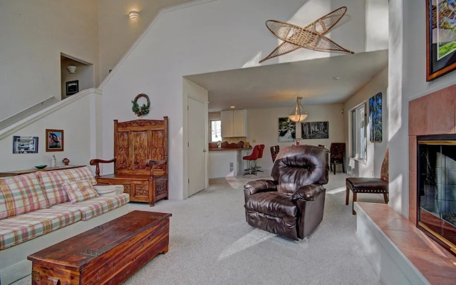 Aspen House 4 Bedroom Home by RedAwning