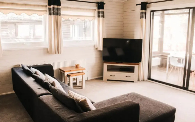 Keer Side Lodge, Luxury lodge with private hot tub at Pine Lake Resort