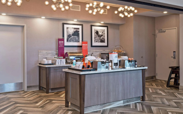 Hampton Inn & Suites Minneapolis University Area