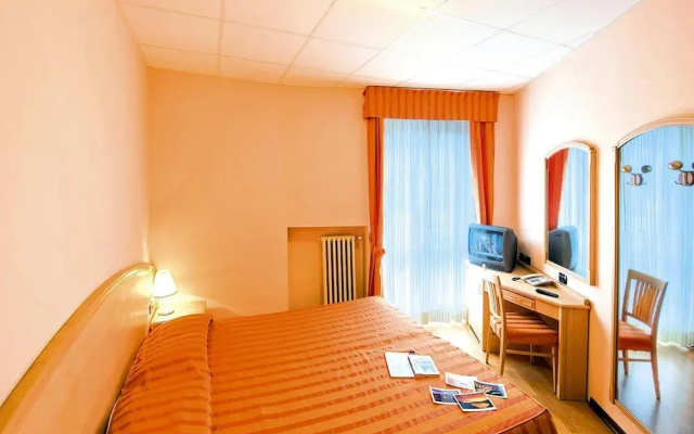 Apartment by Lake Maggiore With Boat Dock