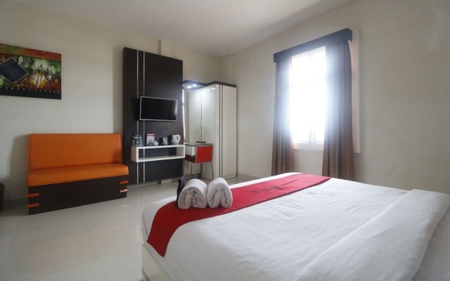 RedDoorz Plus near Universitas Negeri Makassar – Guest Rooms – Makassar