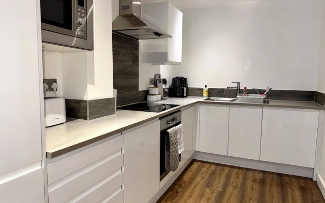 Stylish 2-bed Apt-private Parking-10mins to Centre
