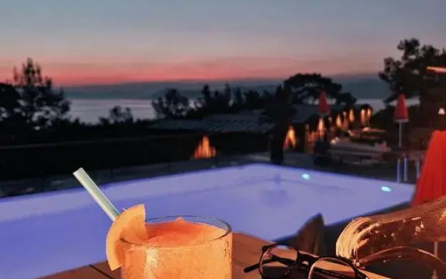 Rocas Roja Beach Hotel