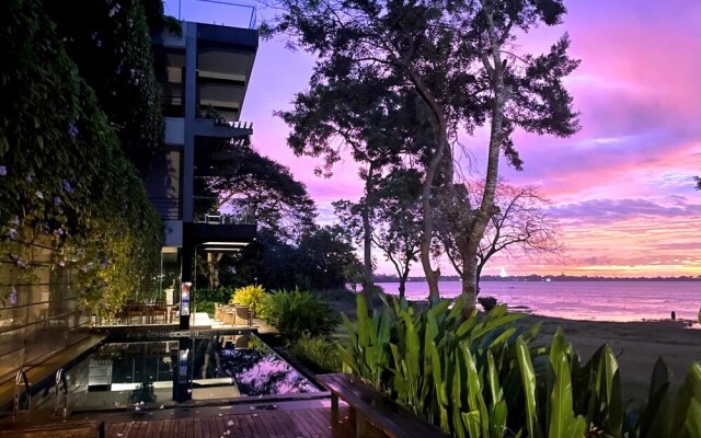 The Lake Forest Hotel