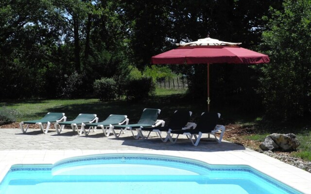 Luxurious Holiday Home with Pool in Ajat France