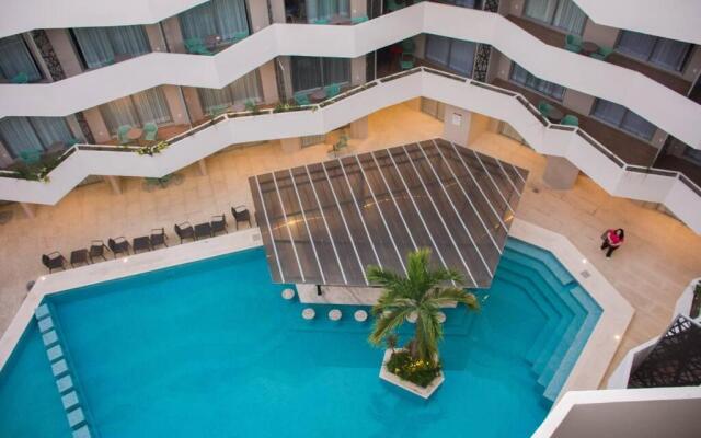 G208N Gallery Luxury Condo 5stars. Walking to the beach.