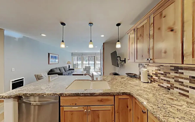 One Bedrooms At Snowbird Condos Slopeside - Free Wifi & Assigned Parking!