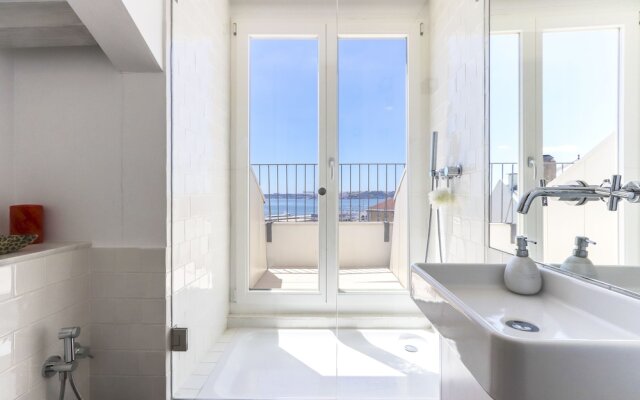 Alfama Golden View by Homing