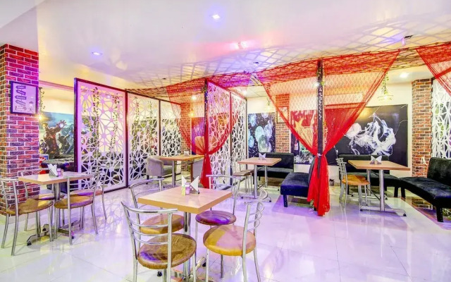 Gayatri Palace by OYO Rooms