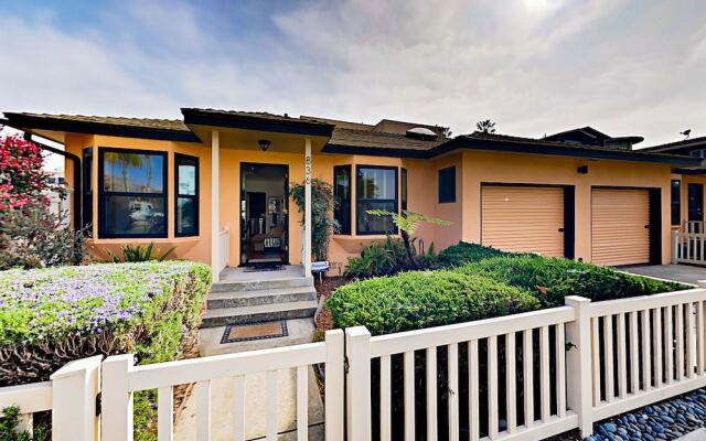 Beach Bungalow in Ventura by RedAwning