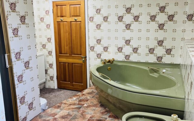 Unwind in Comfort at Cosy Caradus Free Parking