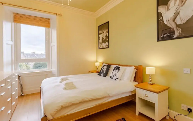 1 Bedroom Apartment Overlooking Park