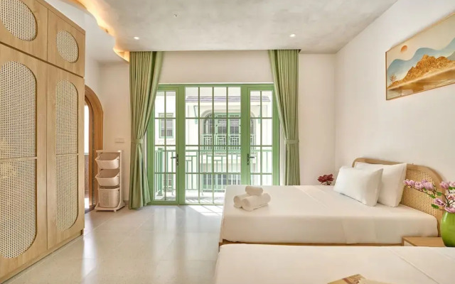 Luxury 4 bedroom Solar Villa