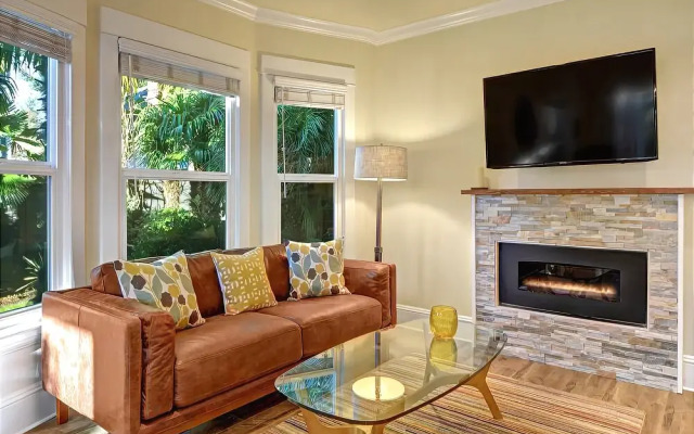 Fremont Oasis - Two Bedroom Home with Fireplace