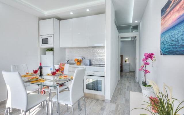 Tidy Apartment, Small Terrace and Air Conditioning