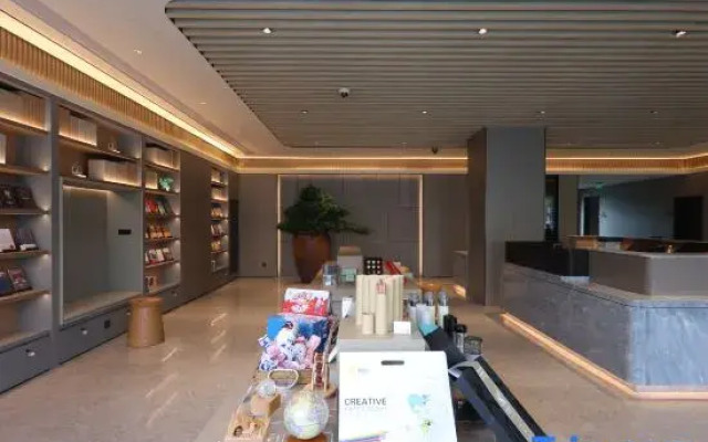 JI Hotel (Shanghai Dishui Lake Subway Station)