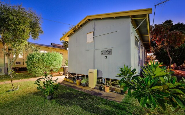 Getaway Villas Unit 3 - 3 Bedroom Self-Contained Villa with a Deck