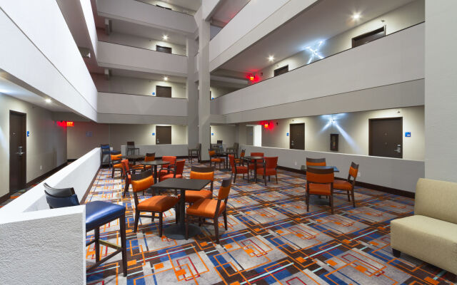 Holiday Inn Express & Suites San Antonio Medical-Six Flags, an IHG Hotel