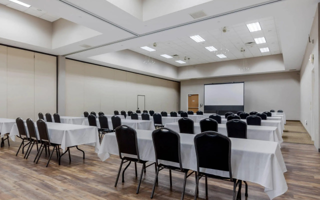 Comfort Suites Johnson Creek Conference Center