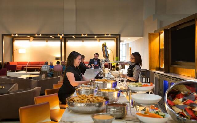 Hilton Phoenix Suites