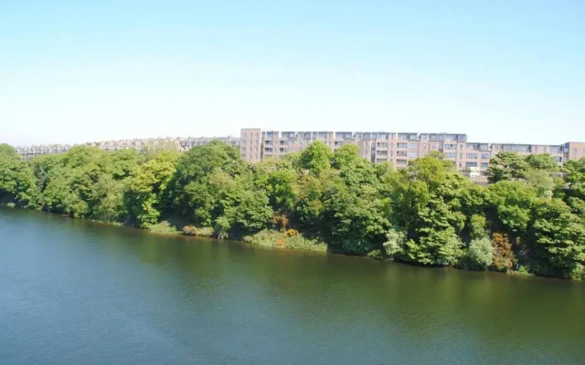 Executive Riverside 3 Bed Apartment