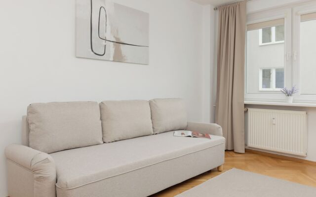 Apartment Chmielna 100 by Renters